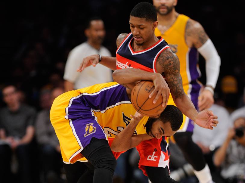 Wayne Ellington dei Los Angeles Lakers cerca di superare Bradley Beal dei Washington Wizards (Reuters)